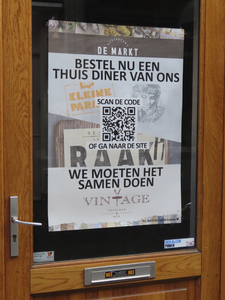 851511 Afbeelding van een poster op de deur van Restaurant De Markt (Drieharingstraat 27) te Utrecht, met de mededeling ...